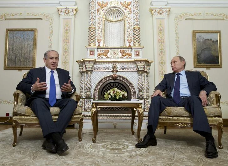 Israeli Prime Minister Benjamin Netanyahu, left, speaks with Russian President Vladimir Putin during their meeting at the Novo-Ogaryovo state residence outside Moscow, Russia, on September 21, 2015. (File Photo by Reuters)