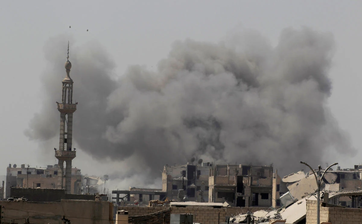 Smoke rises after an air strike during fighting between members of the Syrian Democratic Forces and Daesh militants in Raqqa, Syria, August 20, 2017. (REUTERS)
