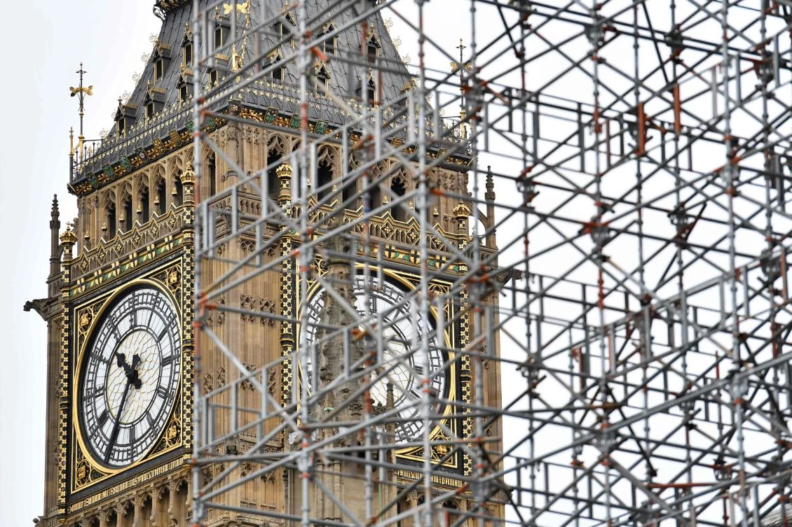 Elizabeth Tower (Big Ben) is seen through scaffolding at the Houses of Parliament in London on August 21, 2017 ahead of the final chimes of the famous bell before renovation works begin. Britain's Big Ben bell fell silent on August 21 for four years of renovation work, with its final 12 bongs ringing for midday in front of a crowd of over a thousand people. The repair work on the landmark looming over the Houses of Parliament in Westminster has sparked protests including from Prime Minister Theresa May. / AFP / BEN STANSALL