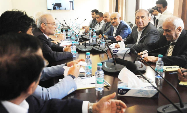 Members of the Syrian high negotiations committee and the Cairo and Moscow groups are seen during a meeting in Riyadh, on August 21, 2017. (AFP)