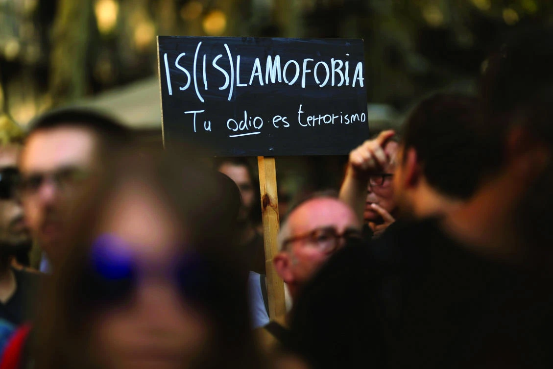 People protest against Islamophobia and Daesh a day after a van crashed into pedestrians
at Las Ramblas in Barcelona. The UK government is now cracking down
on hate crime on social media. (Reuters)