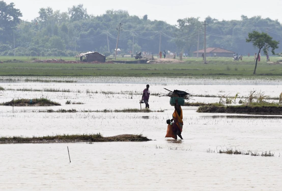 Nepali flood victims cross flood waters in Gaur, in Rautahat District some 200km south of the capital Katmandu, on August 17, 2017. (File Photo by AFP)