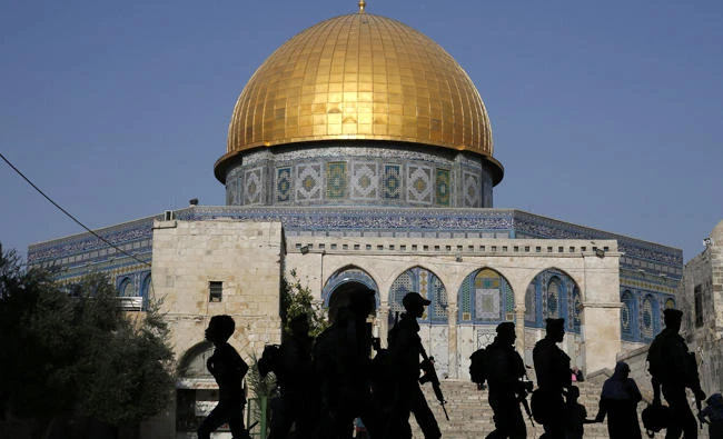Israeli border policeman walk outside the Dome of the Rock in the Al-Aqsa mosque compound in the old city of Jerusalem on August 20, 2017. (AFP)