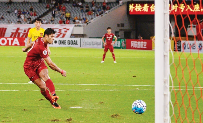 Shanghai SIPG's Hulk scores from the penalty spot during the AFC Champions League quarterfinal football match between Shanghai SIPG and Guangzhou Evergrande in Shanghai on Tuesday. (AFP)