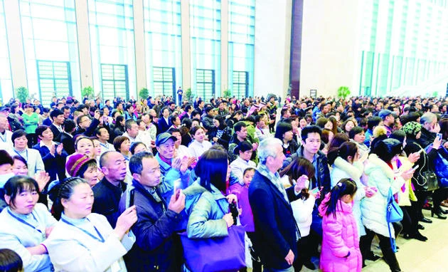 A file photo of the ’Roads of Arabia’ exhibition showing Chinese visitors taking photos of exhibits in Beijing.