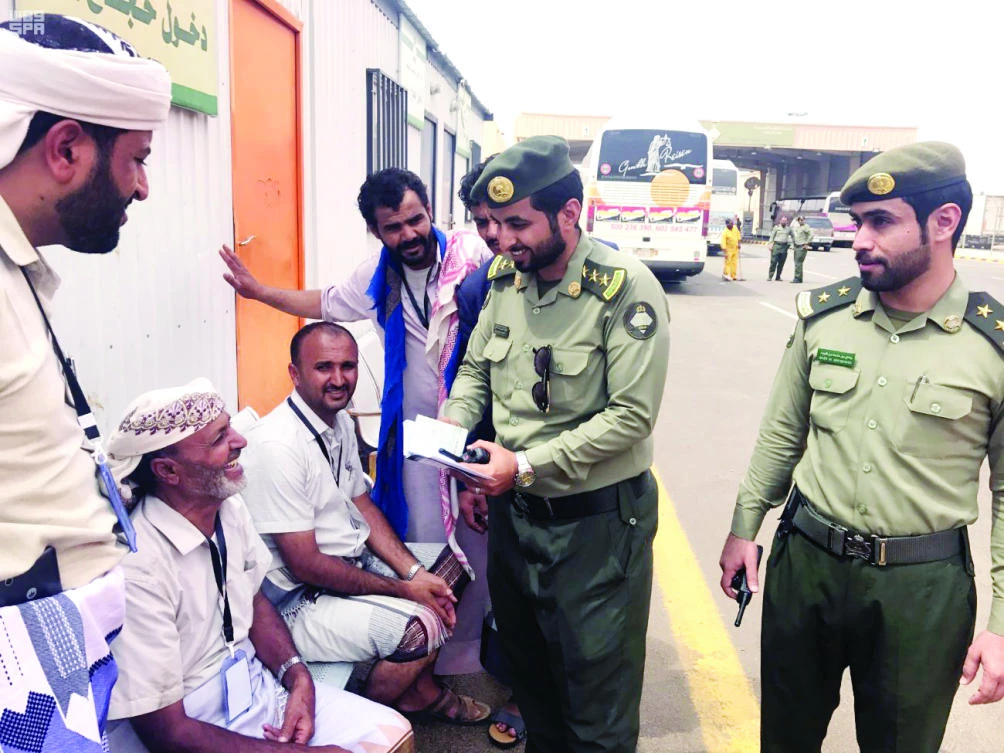 Yemeni pilgrims are checked by passport control officers at the Wadiha border crossing in Najran on Tuesday. (SPA)