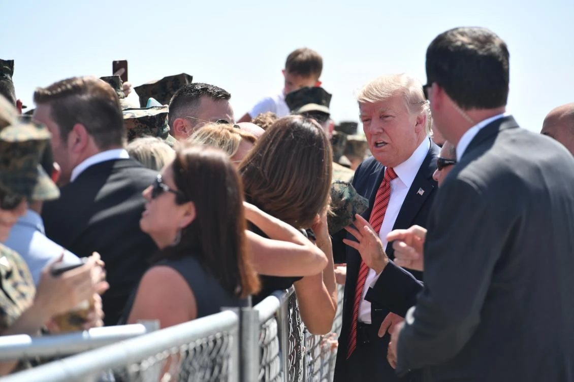 US President Donald Trump greets supporters on arrival in Yuma, Arizona, on August 22, 2017. / AFP / Nicholas Kamm