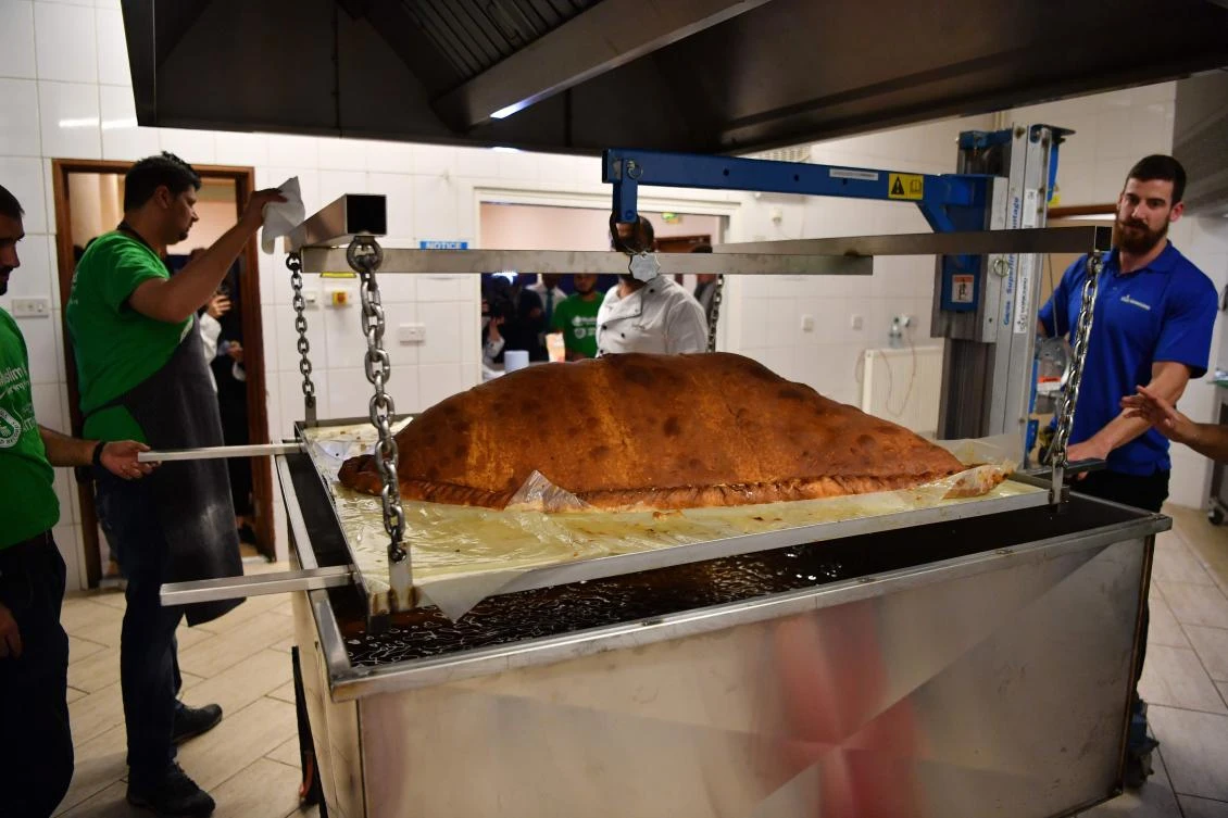Muslim Aid staff and volunteers work as they attempt to construct and cook the world's largest samosa at the East London Mosque in London on August 22, 2017. (AFP)