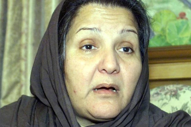 In this file photo, Kulsoom Nawaz, the wife of ousted Pakistani Prime Minister Nawaz Sharif, speaks during a news conference at her residence in Islamabad, Pakistan, on December 9, 2000. (REUTERS)