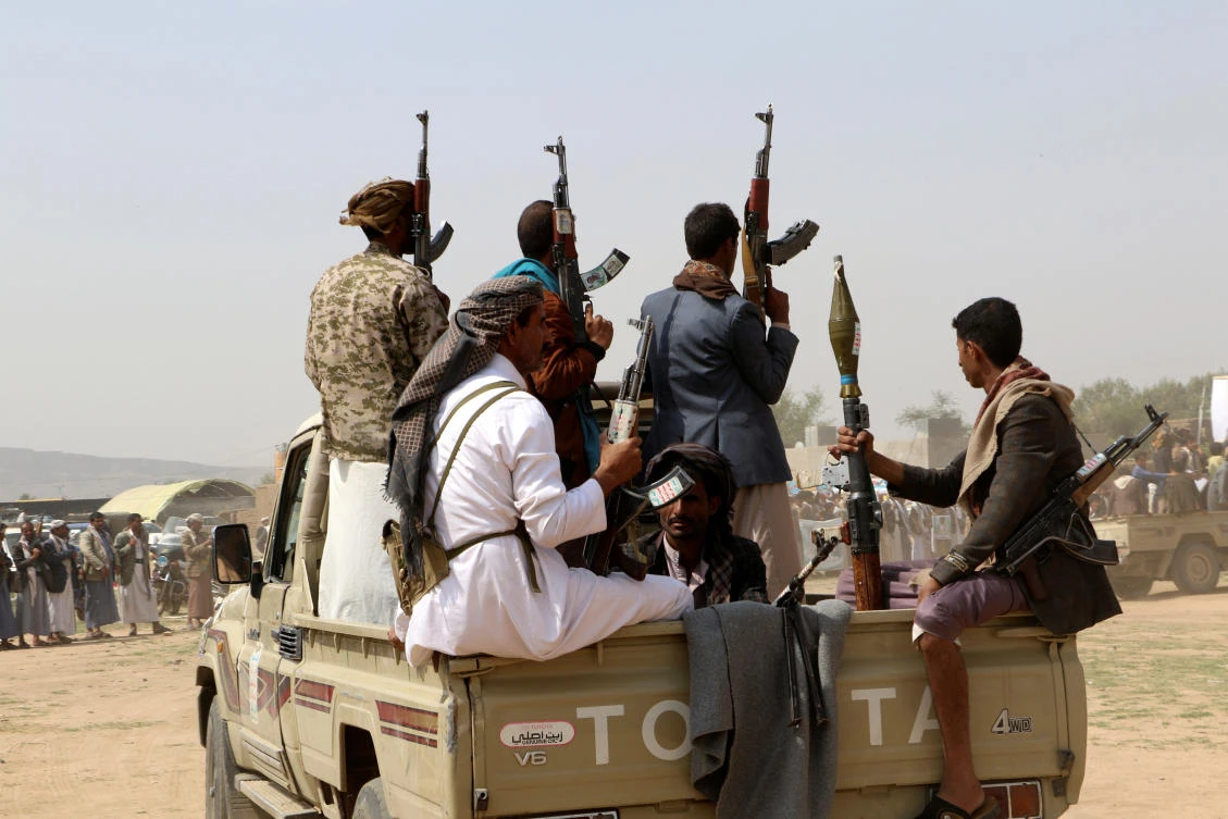 Followers of the Houthi movement ride on the back of a truck as they attend a tribal gathering in the northwestern city of Saada, Yemen, on August 22, 2017. (File Photo by Reuters)
