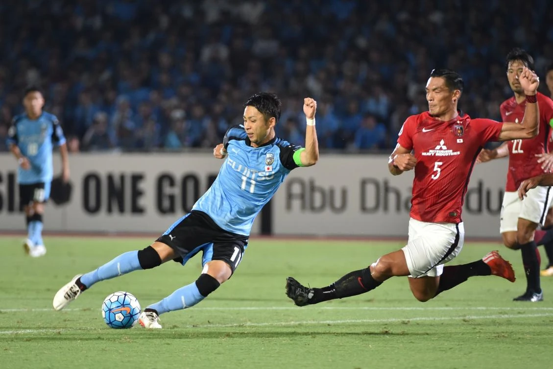 Japan's Kawasaki Frontale forward Yu Kobayashi, left, fights for the ball with Japan's Urawa Reds defender Tomoaki Makino during the AFC Champions League quarterfinal football match between Kawasaki Frontale and Urawa Reds at Todoroki stadium in Kawasaki on Wednesday. (AFP)
