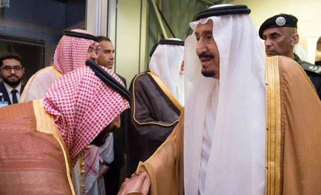 Crown Prince Mohammed bin Salman kisses the hand of the king. (SPA)