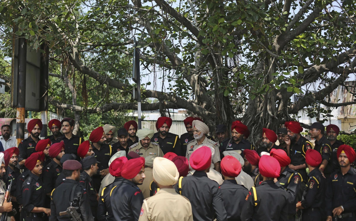 An Indian police officer briefs commandos of the Punjab Police near an Indian court in Panchkula, India, Thursday, Aug. 24, 2017. Several north Indian cities were under a security lock down Thursday, a day before a court was expected to issue a verdict in a rape case involving a man who calls himself Saint Dr. Gurmeet Ram Rahim Singh Ji Insan, the flamboyant leader of a quasi-religious sect. (AP)