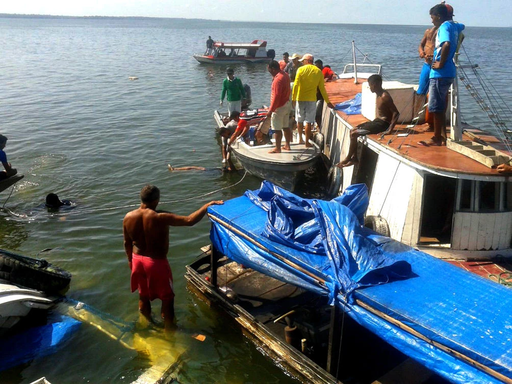 Rescuers search for bodies of missing passengers from a boat carrying 70 passengers, that capsized Tuesday night while sailing from Santaren to Vitoria do Xingu in the northern Brazilian state of Para, on August 23, 2017. (File Photo by AFP)