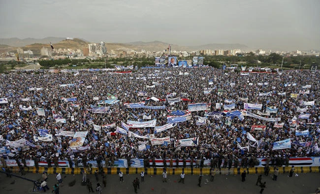 Hundreds of thousands of Yemenis take part in a demonstration in support of Yemen's ex-president Ali Abdullah Saleh, as his political party, the General People's Congress, marks 35 years since its founding, at Sabaeen Square in the capital Sanaa on August 24, 2017. (AFP / Mohammed Huwais)