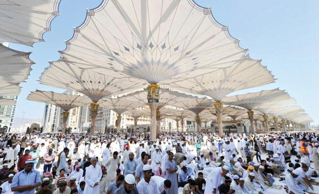 Hundreds of thousands of pilgrims perform prayer under the protective shade of giant umbrellas at the courtyard of the Prophet's Mosque in Madinah. (SPA)