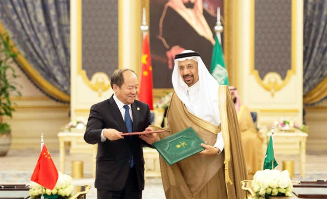 Minister of Energy, Industry and Mineral Resources Khalid Al-Falih exchanges documents with a Chinese official on Thursday. (SPA)