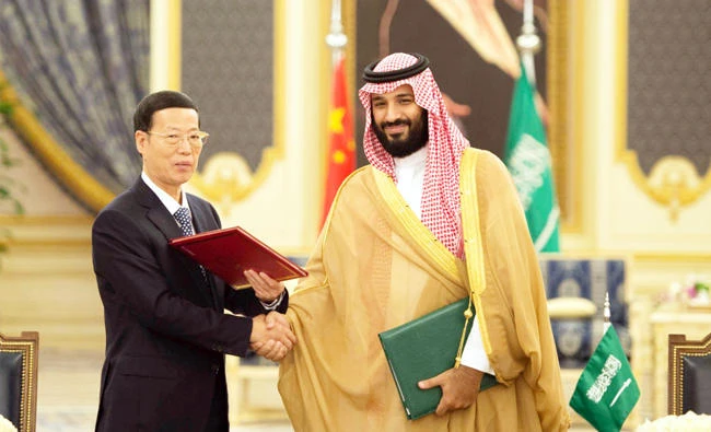 Crown Prince Mohammed bin Salman receives Chinese Vice Premier Zhang Gaoli in Jeddah on Thursday. (SPA)