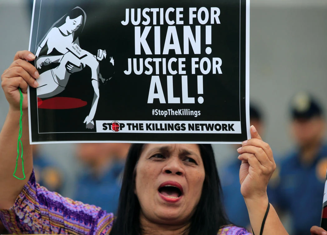 A protester holds a placard and shouts anti-government slogans, seeking justice for 17-year-old high school student Kian delos Santos, who was killed in a recent police raid in an escalation of President Rodrigo Duterte's war on drugs, during a protest in front of the Philippine National Police (PNP) headquarters in Quezon city, Metro Manila, Philippines August 23, 2017. (REUTERS)