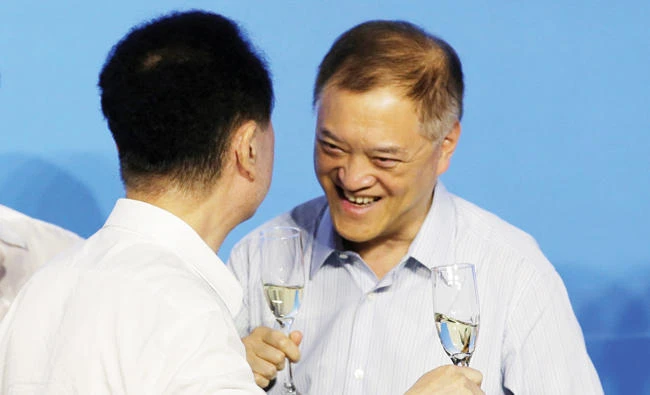 Chairman of Dalian Wanda Group Wang Jianlin (left) and Chairman of R&F Properties Li Silian attend a strategic cooperation signing ceremony in Beijing. (Reuters)