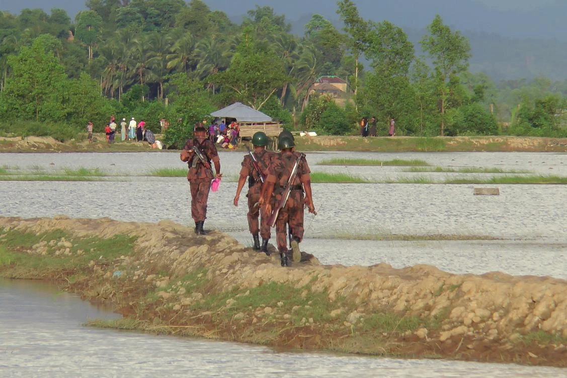 Rohingya people (back) from Rakhine state in Myanmar gather near the border in Ukhiya town, where Bangladeshi border guards were stopping them from entering, on August 25, 2017. (AFP)