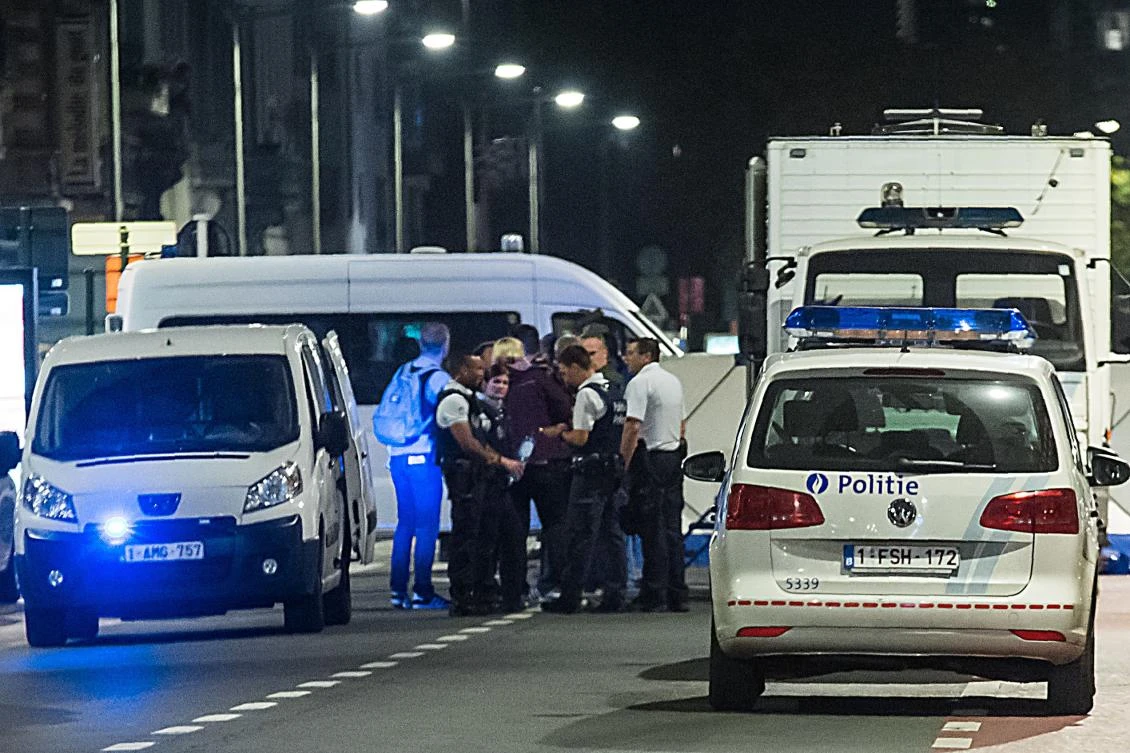 Policemen stand guard the Boulevard Emile Jacqmain in the city center of Brussels, where a man is alleged to have attacked soldiers with a knife and was shot, on August 25, 2017. (File photo by AFP)