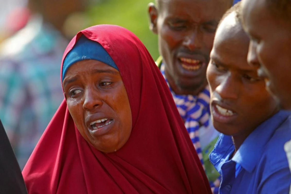 Relatives mourn the killing of their kin in an attack by Somali forces and supported by US troops, at the Madina hospital in Mogadishu, Somalia, on August 25, 2017. (File photo by Reuters)