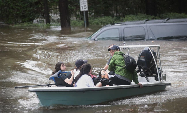 Volunteers and officers from the neighborhood security patrol help to rescue residents in the upscale River Oaks neighborhood after it was inundated with flooding from Hurricane Harvey on August 27, 2017 in Houston, Texas. (Scott Olson/Getty Images/AFP)
