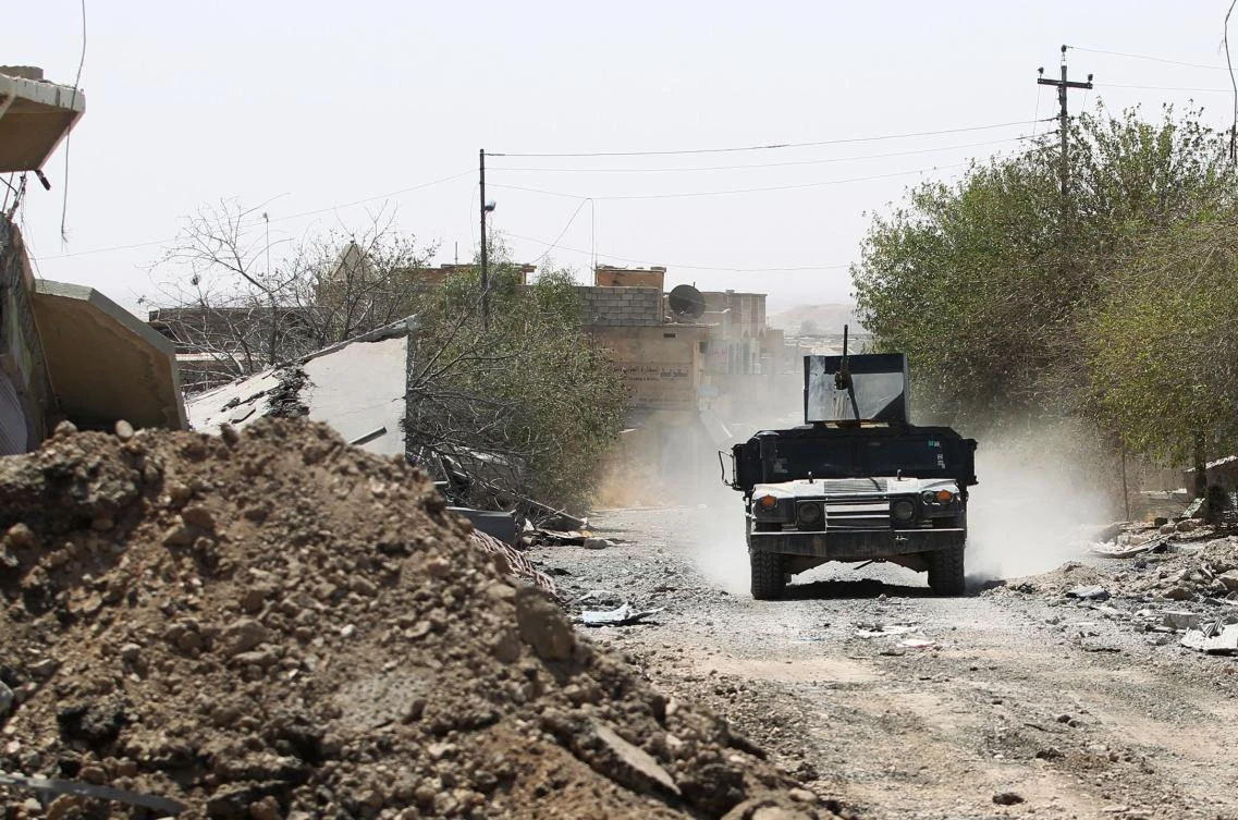 Iraq's Counter-Terrorism Service (CTS) patrol a road in Tal Afar's Qalea central district during an operation to retake the city from the Daesh group. (AFP)