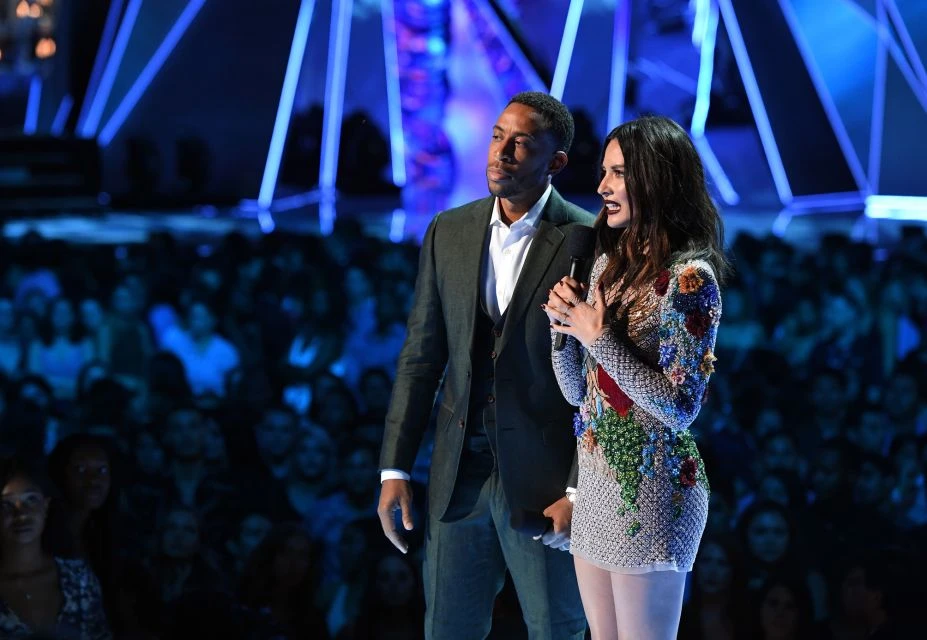 Stars sparkle in Arab designers at the MTV Video Music Awards