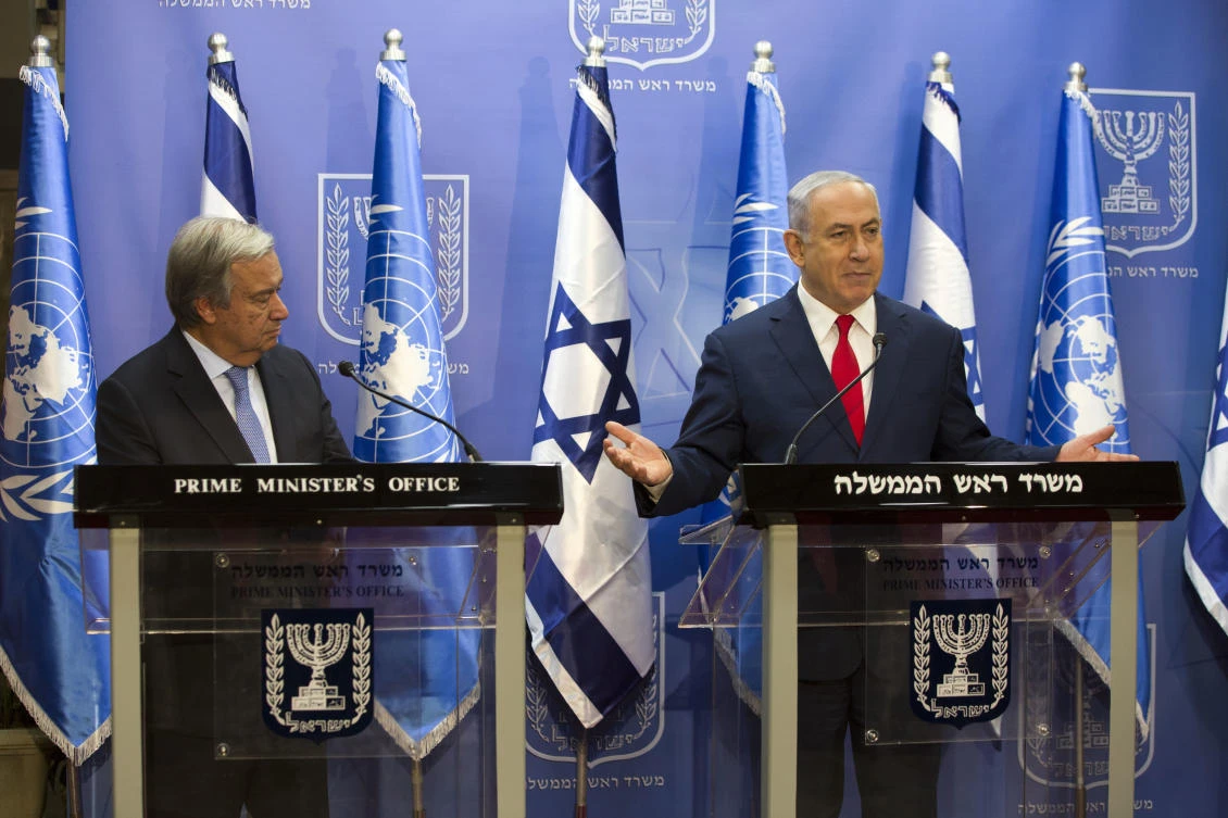 Prime Minister Benjamin Netanyahu, right, and UN Secretary-General Antonio Guterres attend a press conference at the Prime Minister’s Office in Jerusalem, on August 28, 2017. (Pool via AP)