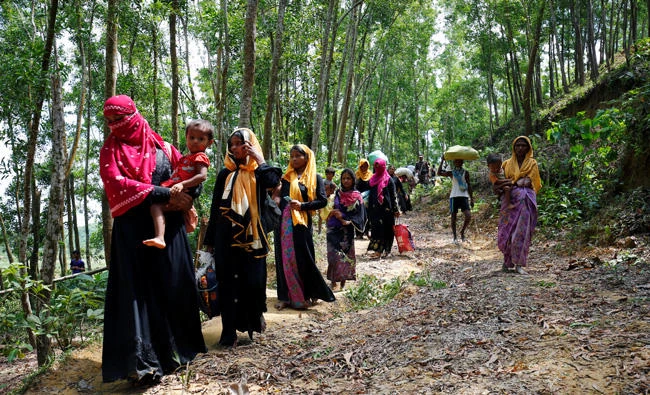 Rohingya people walk towards the makeshift shelter near the Bangladesh-Myanmar border, after being restricted by the members of Border Guards Bangladesh (BGB), to further enter Bangladesh side, in Cox's Bazar, Bangladesh, on August 28, 2017. (REUTERS/Mohammad Ponir Hossain)