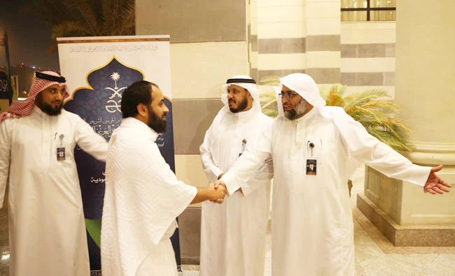 A Qatari man is welcomed as he arrives in Makkah for Hajj. (Arab News Photo by Ahmad Hashad)