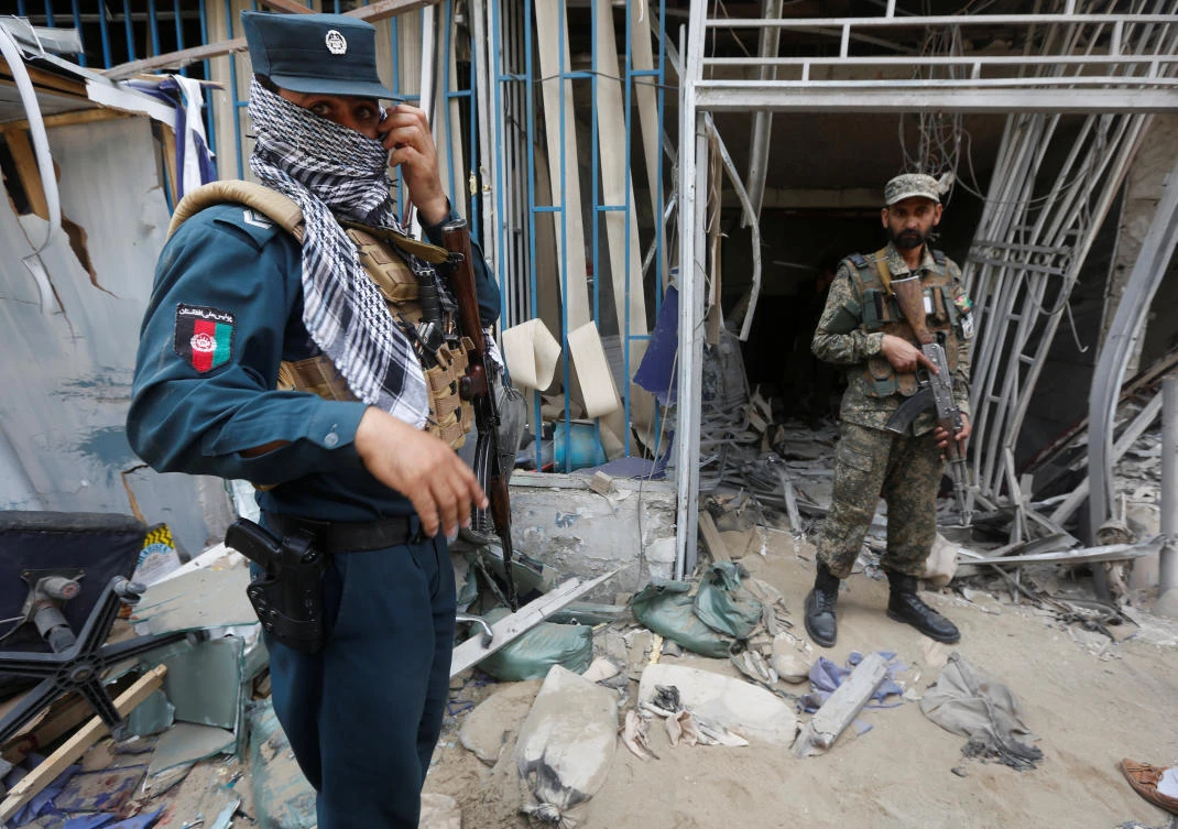 Afghan security forces keep watch at the site of a suicide bomb attack in Kabul, Afghanistan, on August 29, 2017. (REUTERS)