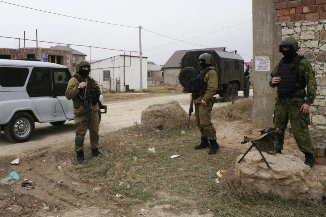 Members of Russia’s special forces stand guard during an operation on suspected militants responsible for a bomb attack, on the outskirts of Makhachkala, Dagestan, on January 18, 2014. (File photo by Reuters)