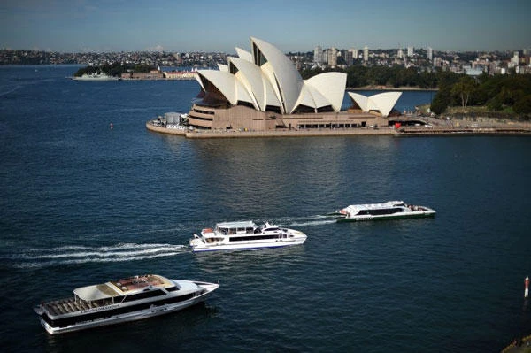Passenger boats sail toward the Circular Quay ferry terminal in front of Sydney’s Opera House, on May 27, 2015. (File photo by AFP)