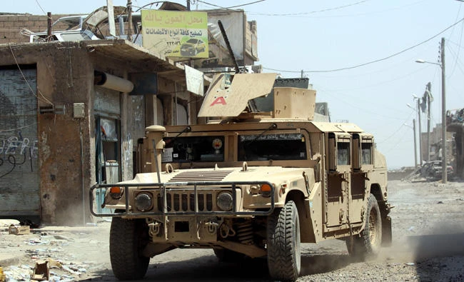 A US-made military vehicle from the Syrian Democratic Forces (SDF), a US backed Kurdish-Arab alliance, drives in an eastern area of the embattled northern Syrian city of Raqqa on August 15, 2017, as SDF battle to retake the city from Daesh militants. (AFP / Delil Souleiman)