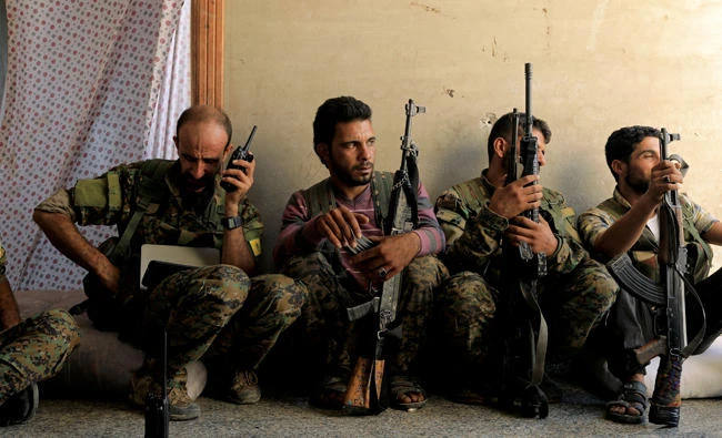 Members of the Syrian Democratic Forces keep guard at their advanced position during the fighting with Daesh fighters in Nazlat Shahada, a district of Raqqa, Syria on August 16, 2017. (Reuters)