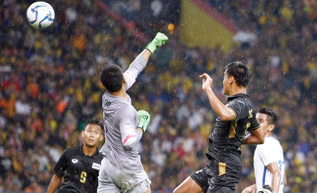 Goalkeeper Muhammad Haziq Nadzli of Malaysia
punches the ball to score on his own net and hand Thailand a 1-0 victory in the SEA Games men's football final on Tuesday. (Reuters)
