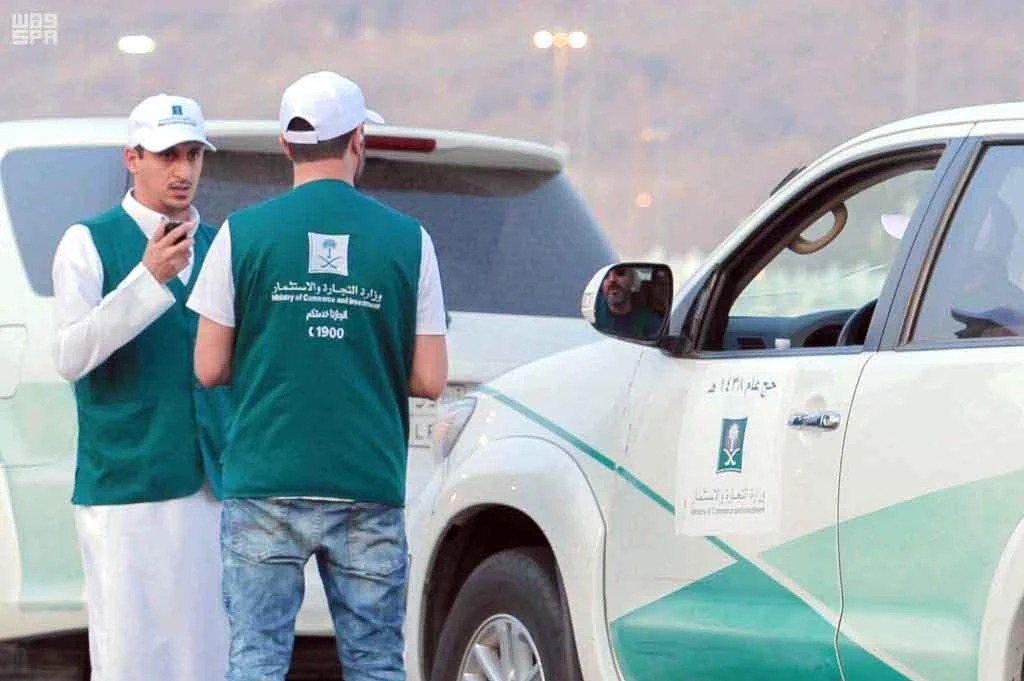 Teams from the ministry inspect shops, booths, refrigerated vehicles and trucks to ensure the availability, validity and quality of food supplies and consumable items, and to ensure appropriate pricing. (SPA)
