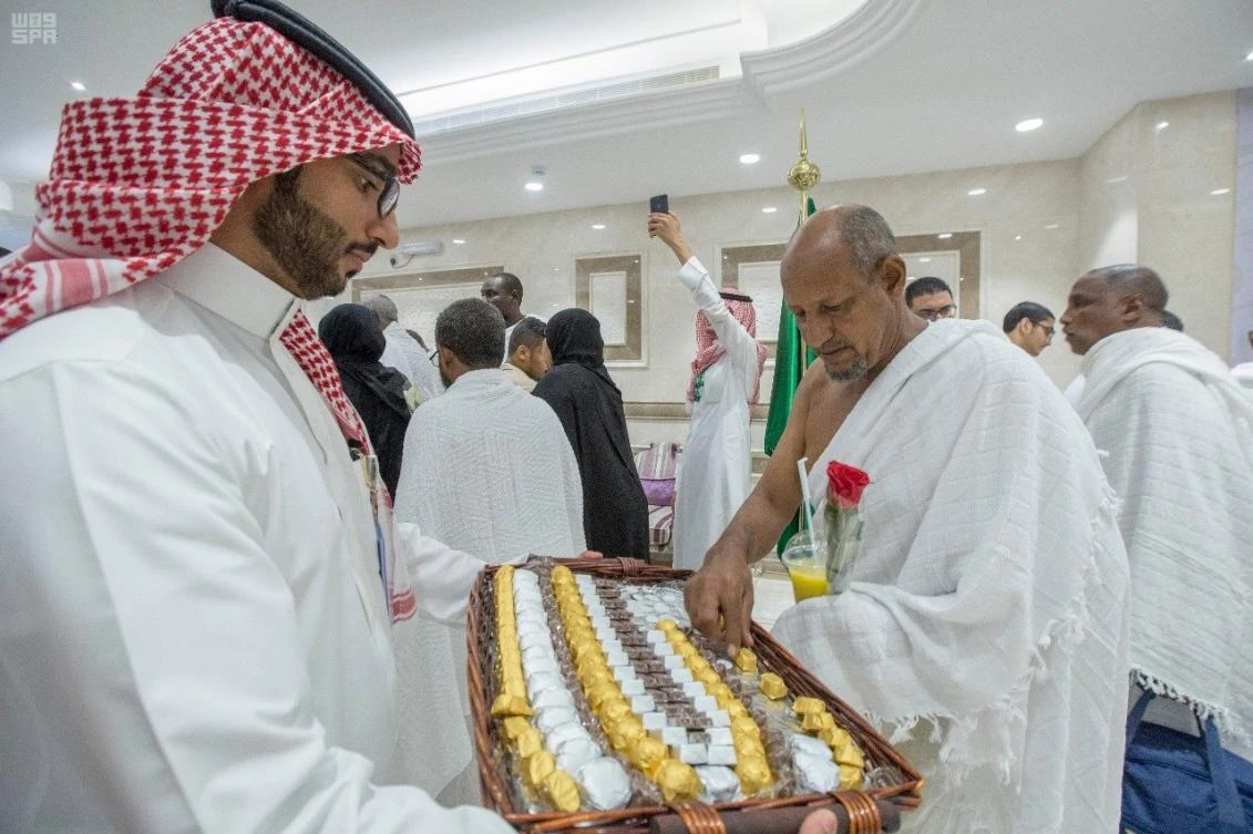 Saudi officials welcome Sudanese pilgrims with flowers and chocolates at King Abdul Aziz International Airport in Jeddah on Wednesday. (SPA)