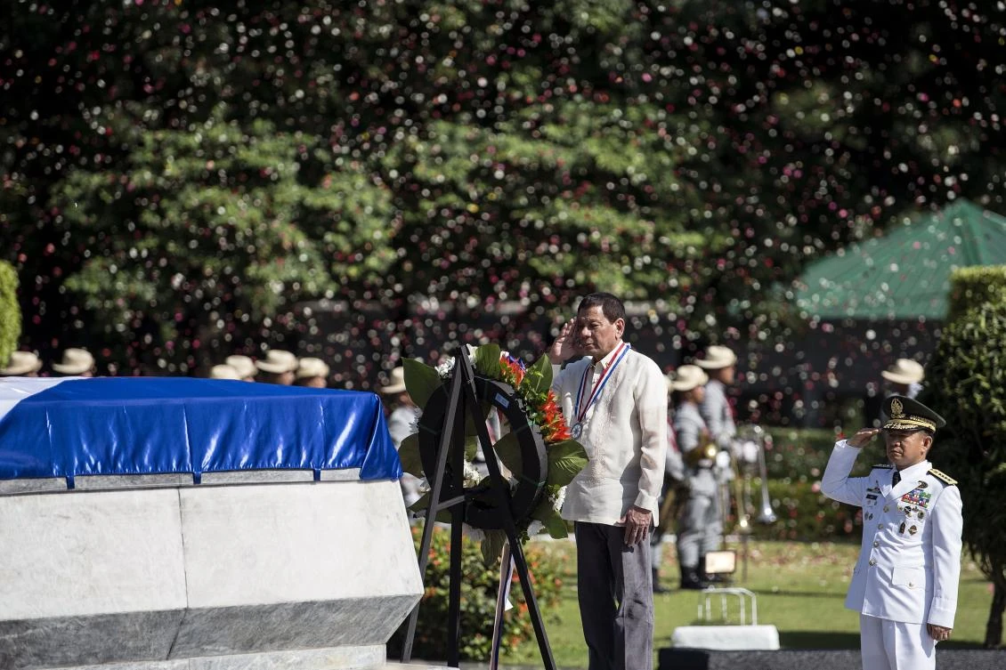 Philippine President Rodrigo Duterte salutes at the Tomb of the Unknown Soldier during a ceremony on National Heroes’ Day at the Heroes Cemetery in Manila, on August 28, 2017. (File photo by AFP)