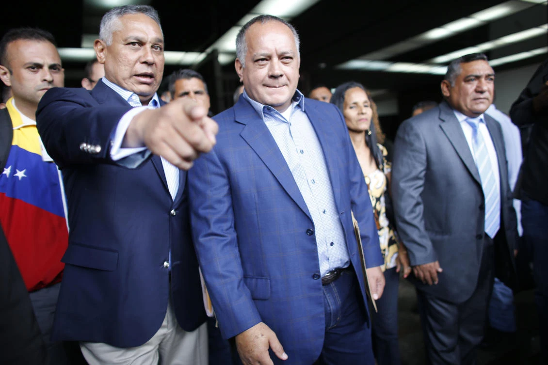 Venezuelan Constitutional assembly delegate and Leader of Venezuela’s ruling socialist party Diosdado Cabello, center, accompanied by fellow delegate Pedro Carreno, left, leaves the General Prosecutors office in Caracas, Venezuela, on August 16, 2017. (File photo by AP)