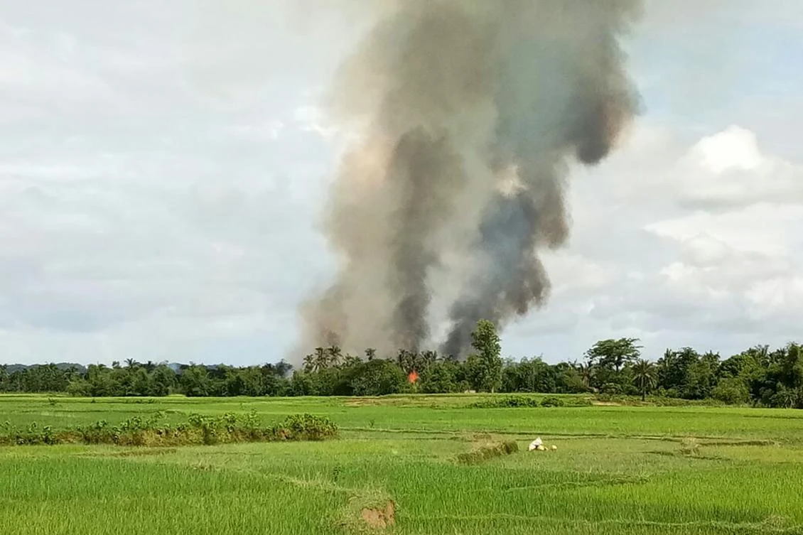 TOPSHOT - Smoke rises from what is believed to be a burning village in the area near Maungdaw in Myanmar's Rakhine state on August 30, 2017. At least 6,000 Rohingya civilians fleeing renewed violence in Myanmar are stranded near the border with Bangladesh which is blocking their entry, a senior Bangladeshi official said on August 29, as the United Nations urged Dhaka to let them in. (AFP)