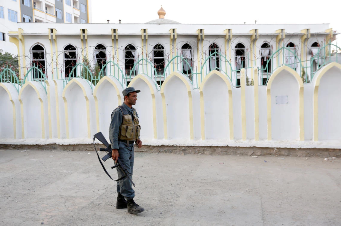 An Afghan policeman stands guard outside a Shi'ite Muslim mosque after a suicide attack in Kabul, Afghanistan, August 25, 2017. (REUTERS)