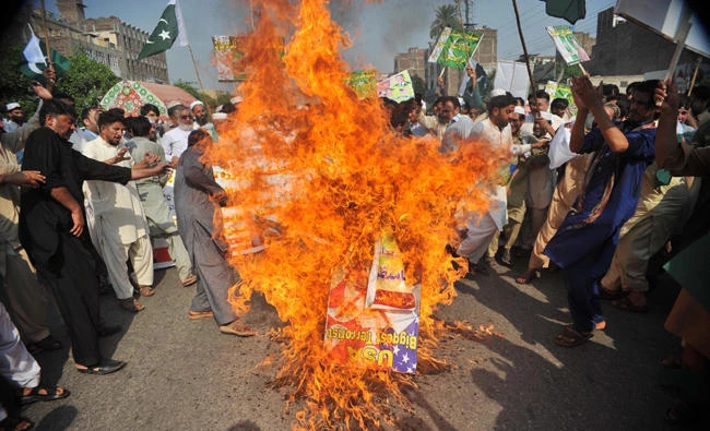 Members of Pakistani traders union burn posters of US President Donald Trump in a protest in Peshawar on August 30, 2017. (AFP / Abdul Majeed)