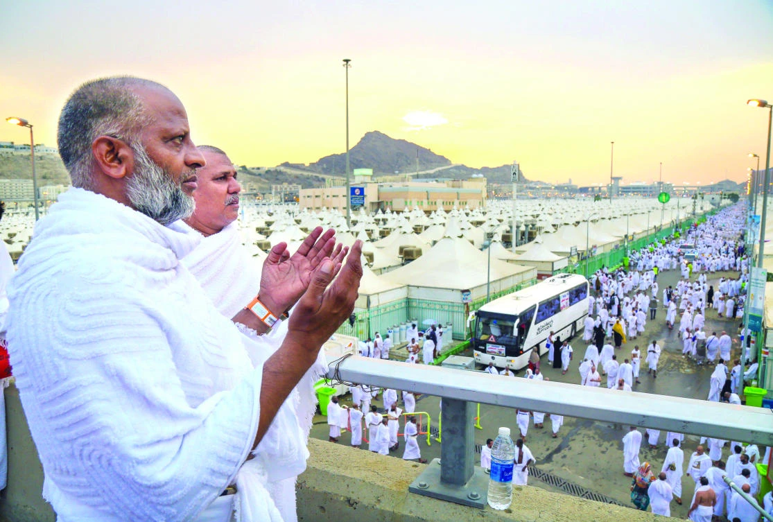 Hundreds of thousands of Muslim worshippers from around the world on Wednesday began moving from the holy city of Makkah to Mina for the start of the annual Hajj pilgrimage. (Adnan Al-Mahdali)