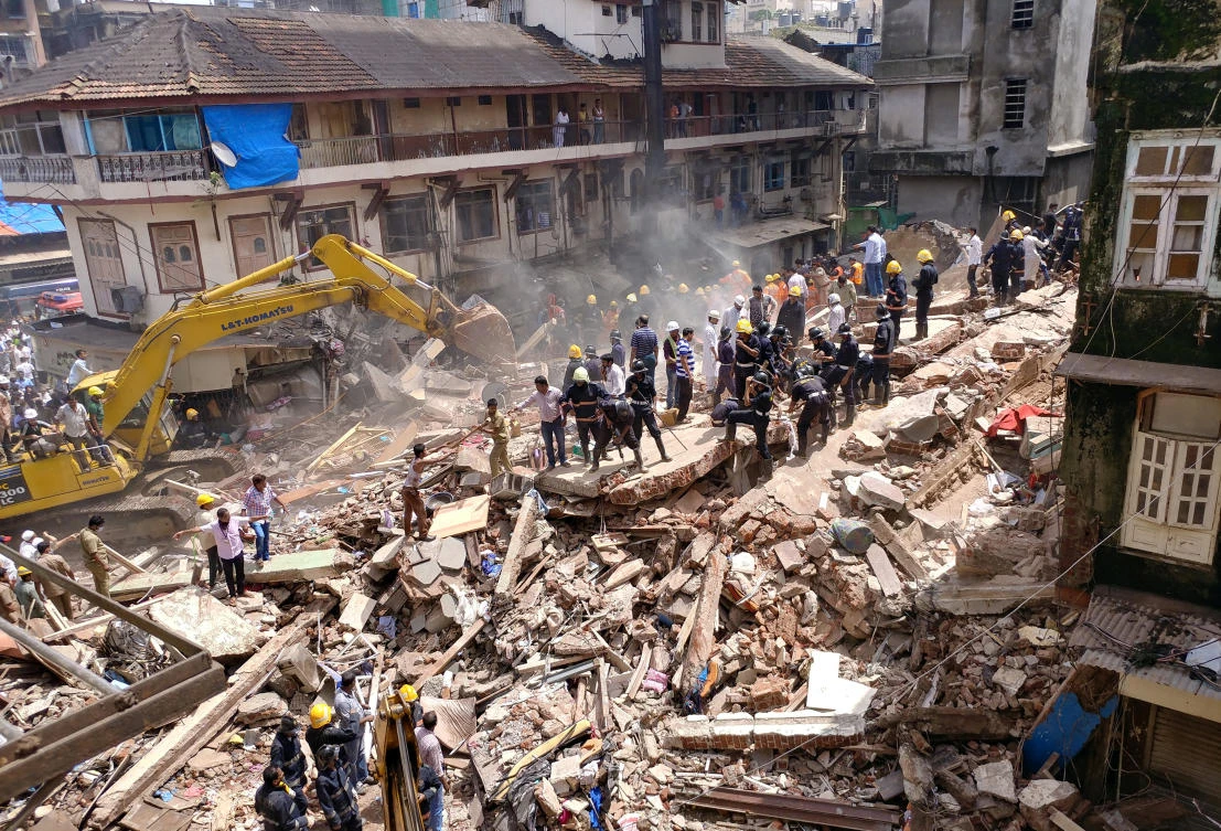 Firefighters and rescue workers search for survivors at the site of a collapsed building in Mumbai, India, on August 31, 2017. (REUTERS)