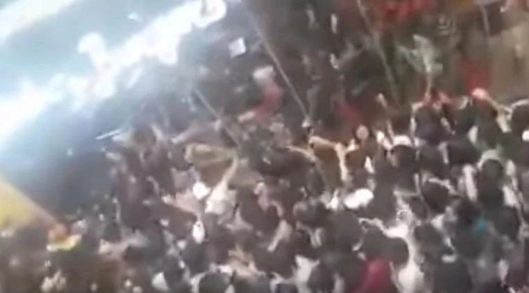 Crowds can be seen stampeding toward the burger outlet (YouTube)