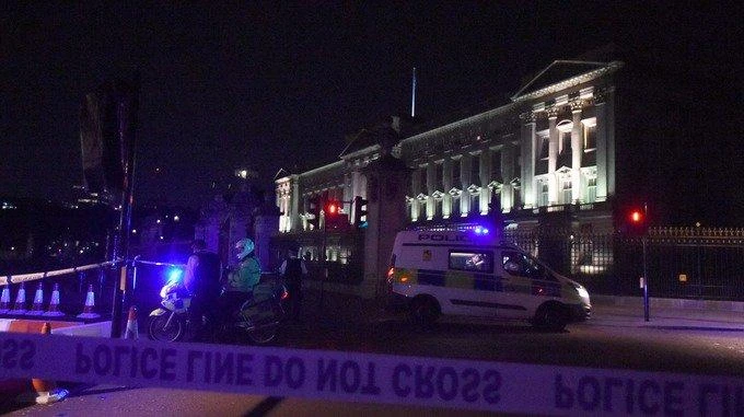 A police vehicle patrols outside Buckingham Palace. (Photo courtesy: social media)